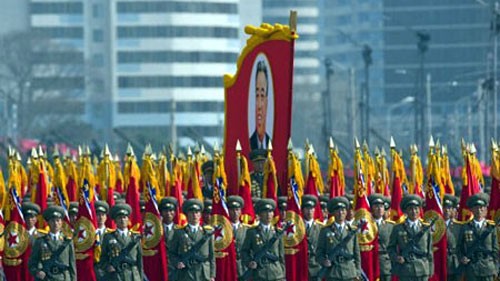 Grand défilé militaire pour le centenaire de naissance de Kim Il Sung - ảnh 1